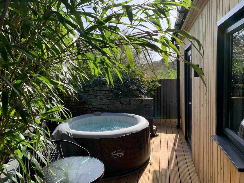 Modern Cabin retreat & hot tub hambrook bristol - Image 1
