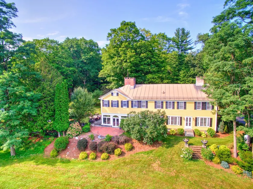 Historic Home on 17 acres of land. Go escape! - Image 1