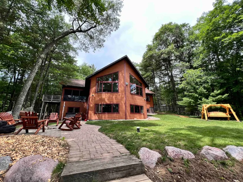 Spacious Lakefront Home Full of Amenities & Fun! - Image 1