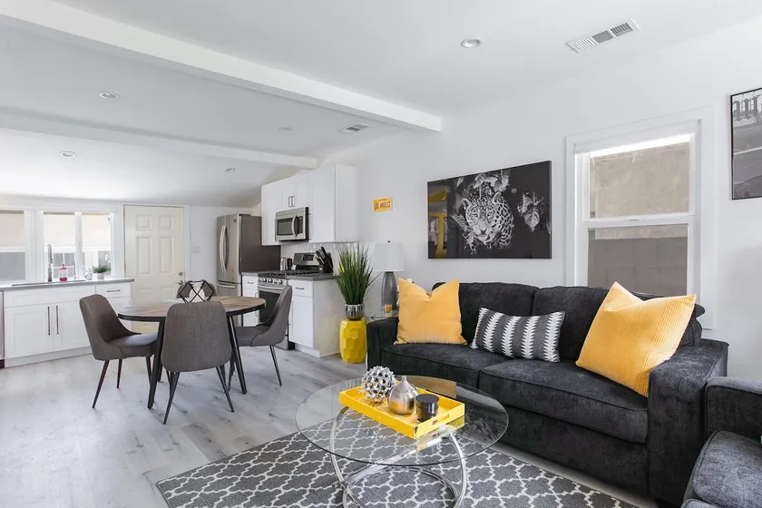 2bed1bath Bungalow w/ laundry and parking - Image 1