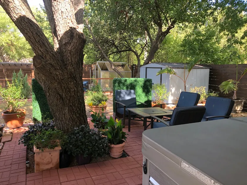 Newly Remodel 4BR/2BA & Jacuzzi 5 min airport &DT - Image 1