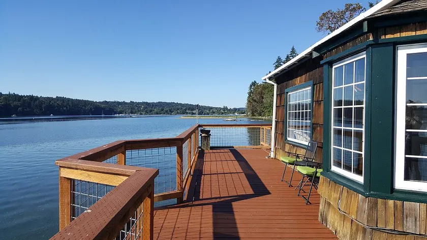 Charming Beach Cabin Nestled in Quartermaster Harbor - Image 1