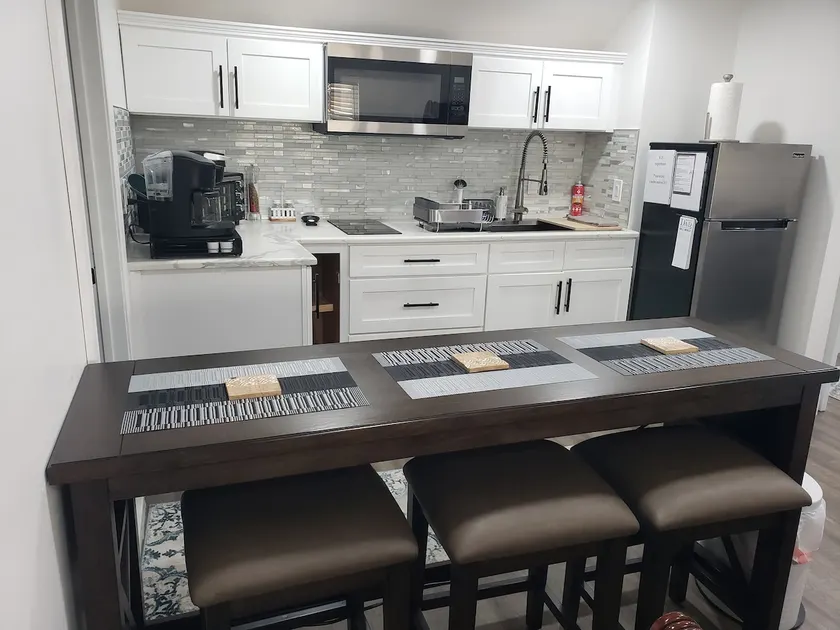 Modern Adorable 1 bedroom 3rd floor Suite Holyoke - Image 1