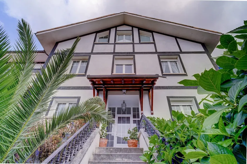 Duplex in an air-conditioned villa + garage E-BI-200 - Image 1