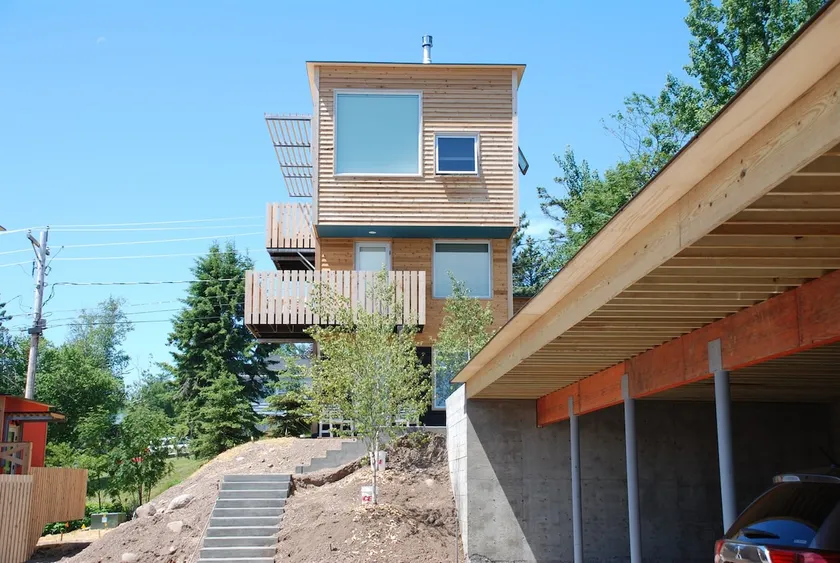 La SkyHouse. Un nouveau contemporain organique organique construit surplombant le port - Image 1