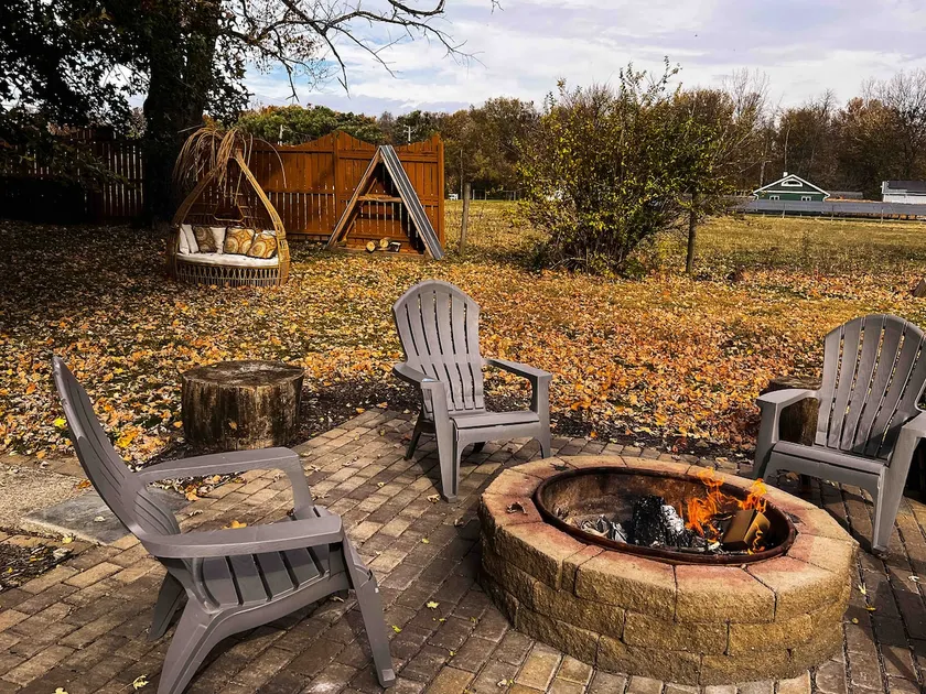 LAKEHOUSE/HOT TUB/8 MILES TO DOWNTOWN/ON 60 ACRES - Image 1
