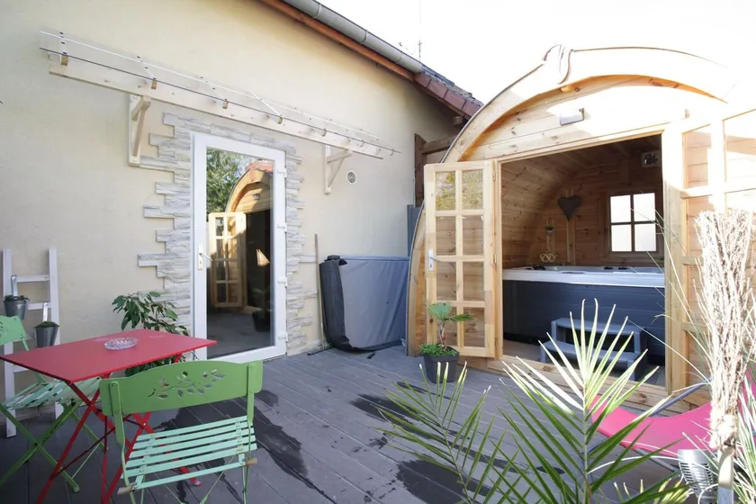L'Igloo, Unusual Gite with hot tub in a wooden igloo - Image 1