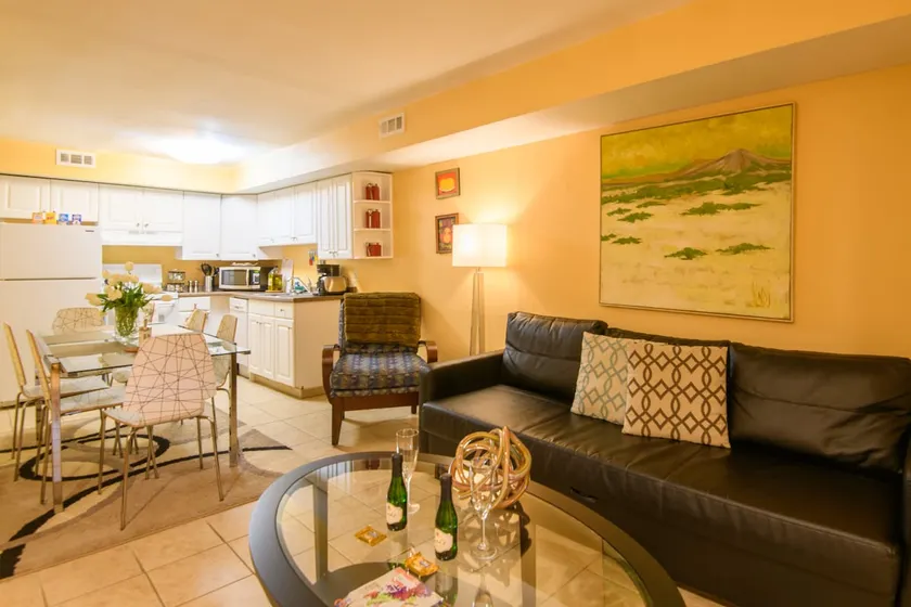 Home Comfort FREE Parking Sleeps 6 - Image 1