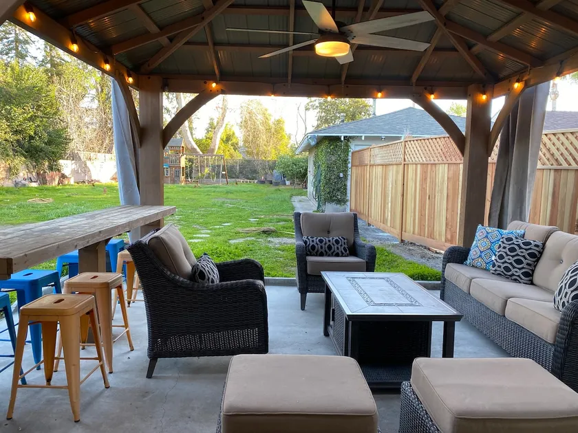 Modern 3 BD/2 Bath Woodland Hills Home, Huge Yard - Image 1