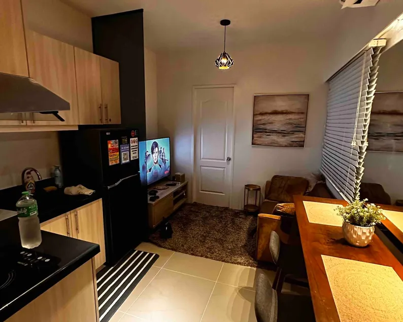 SUITE, King-Bed, Pool/Gym Car-Parking + Scooter - Image 1