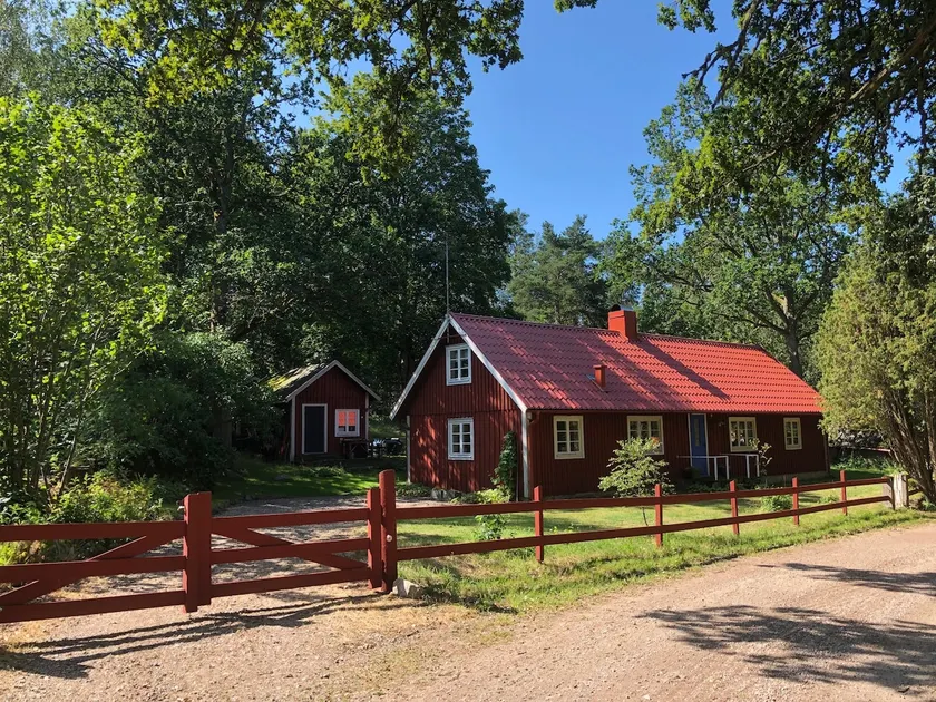 Cosy red cottage in beautiful surroundings - Image 1