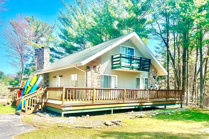 Lakefront Escape: Cozy 4-Bedroom Retreat - Image 1