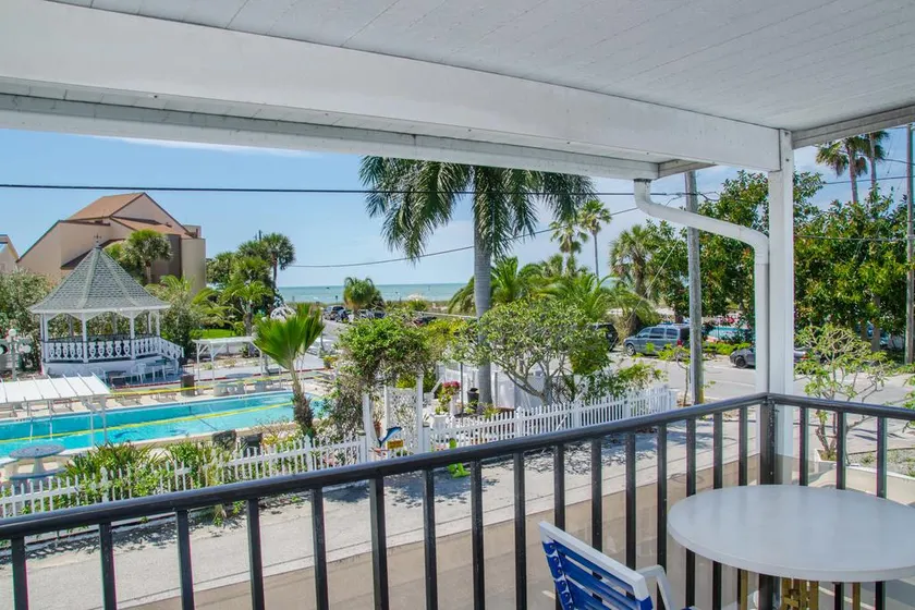1 Bedroom Beach Apartment with Gulf View - Image 1