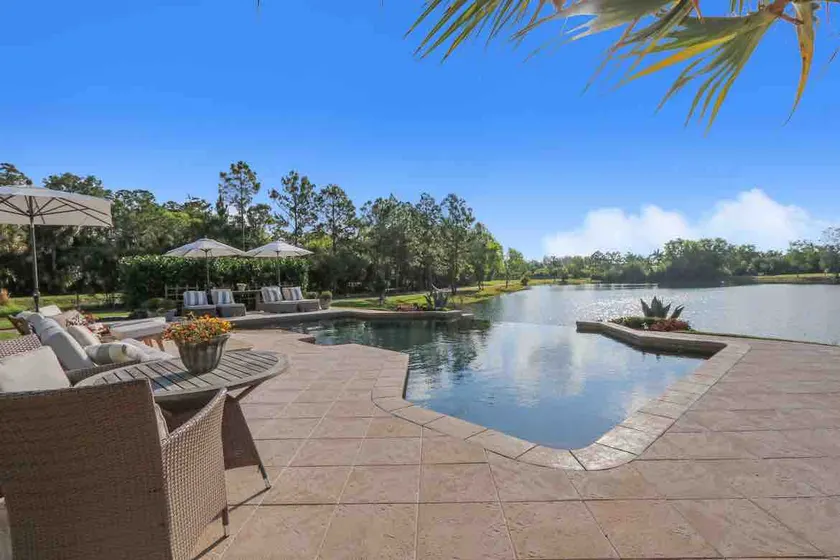 2/1 One of A Kind Waterfront Retreat Scenic Views - Image 1