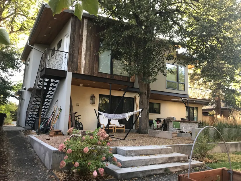 Gorgeous Home Close to Everything - Image 1