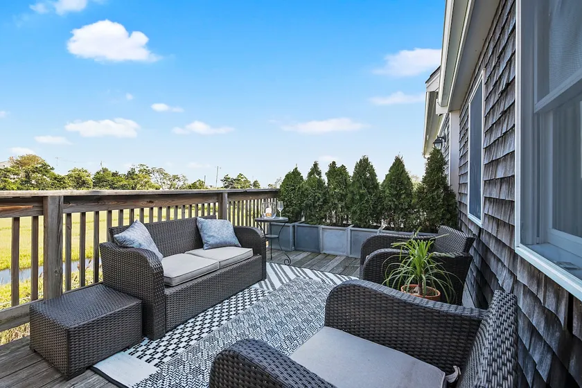 FULLY RENO'D apt w/water views near beach& marina - Image 1