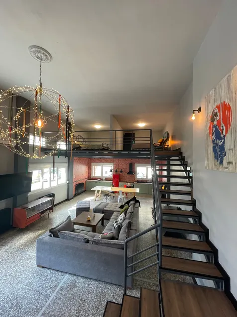Sunny, stunning industrial loft - Image 1