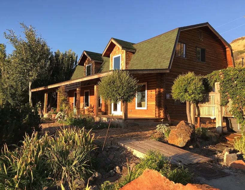 The \"Croas\" Nest on The River w/ Geothermal Hot Tub near Hagerman Idaho - Image 1