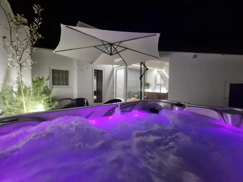 Luxe Penthouse Heated Jacuzzi Ping Pong & BBQ - Image 1