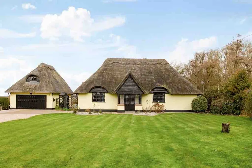 Attractive detached thatched annex - Image 1