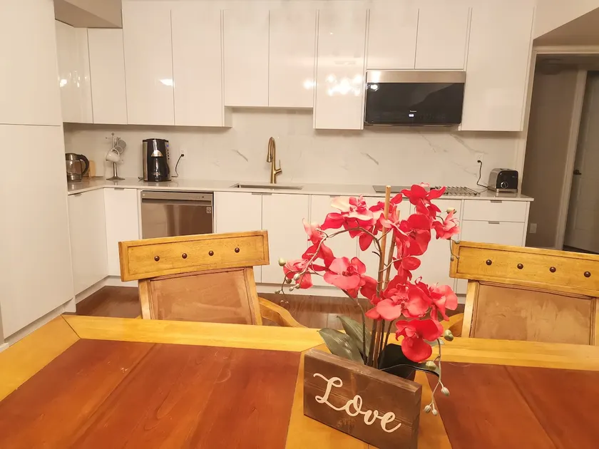 JESI'S NEW HOUSE, Self Enter 2BR, Whole Suite, Close to White Rock Beach & US Border - Image 1