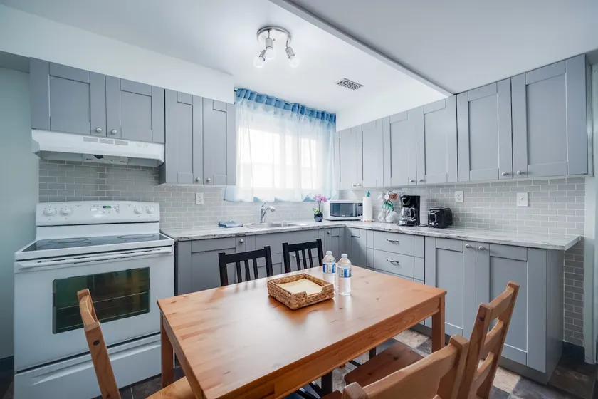 cozy 2 bedrooms semi-basment. Close to downtown - Image 1