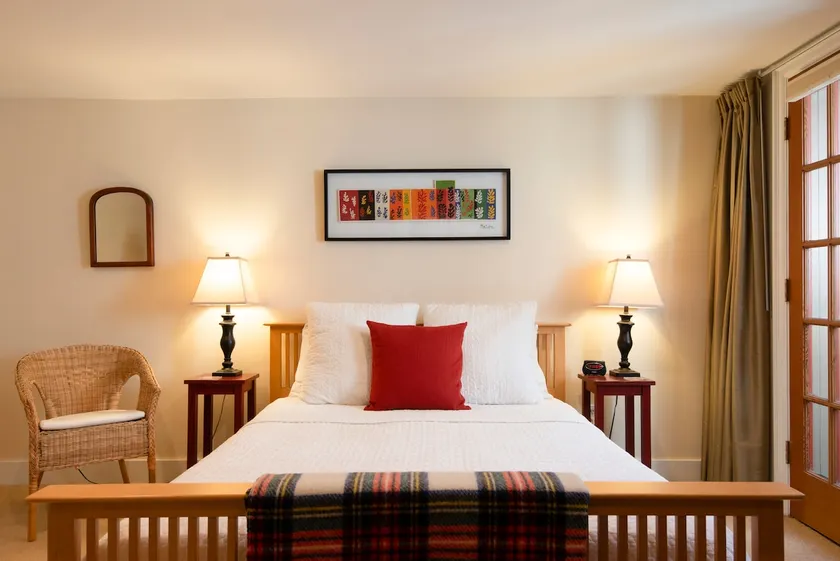 Large, Cheerful Studio Apartment by Lake Washington - Image 1
