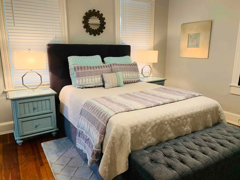 Charming upper unit @ The Grove/Walk everywhere - Image 1