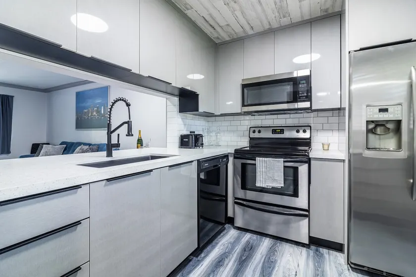 Modern 2BR Condo, Sleeps 6, Near Pines Shops - Image 1