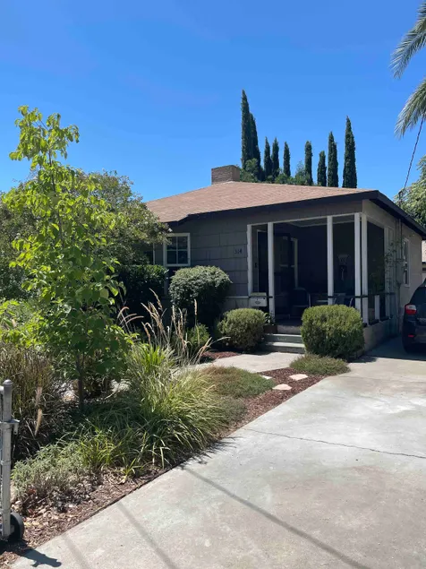 4-bedroom Mid-Century downtown bungalow - Image 1