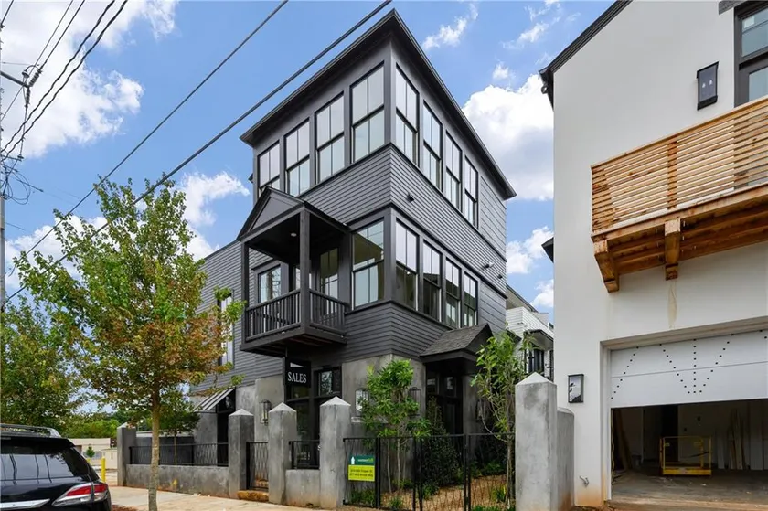 3 Story 2BR-2.5BA Townhouse w/Terrace/pool Downtown ATL - Image 1