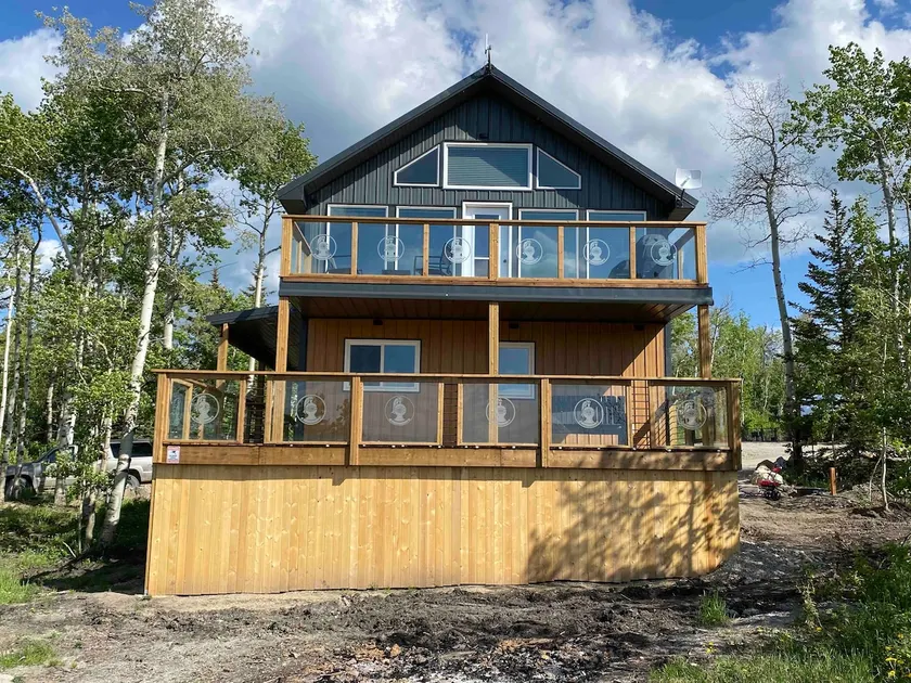 Payne Lake Wilderness Huts - Lakeview Suite - Image 1