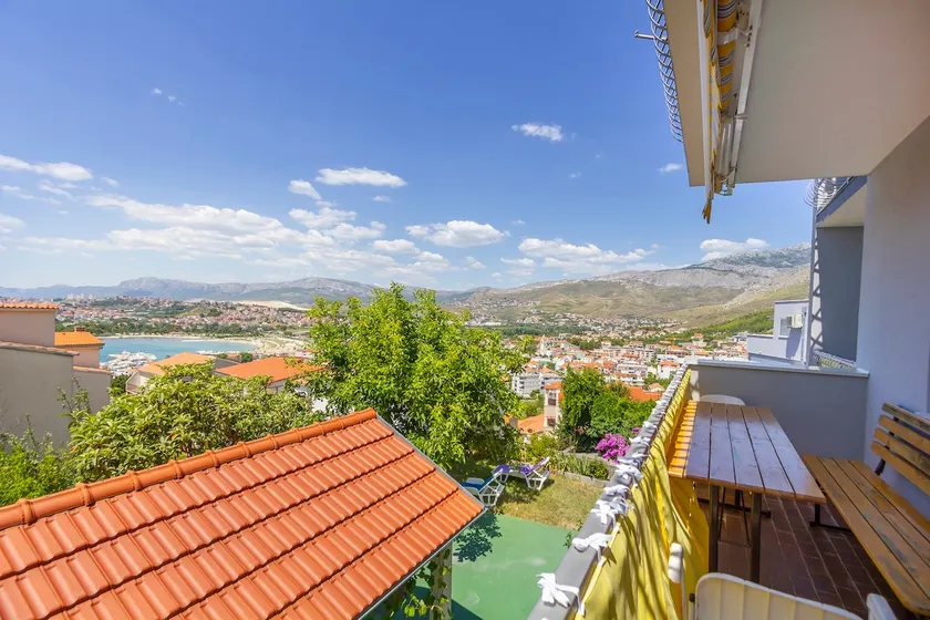 Spacious Apartment near Split: 3 bedrooms & balconies + Parking - Image 1