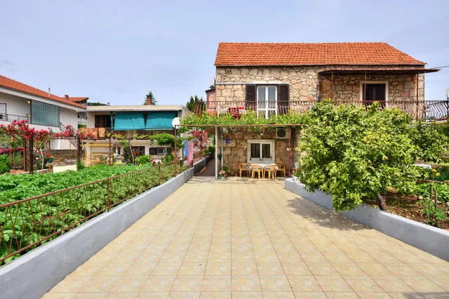 Three bedded room with an outdoor kitchen - Image 1