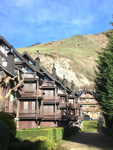 Mountain house with river views in Arties - Image 1