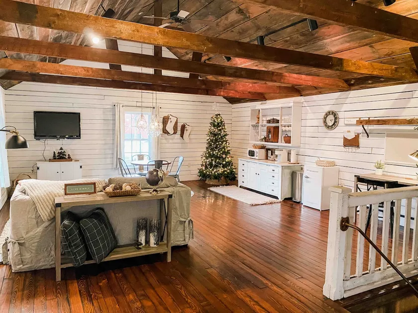 “The Loft” Guest House w/wifi workspace, gym etc - Image 1