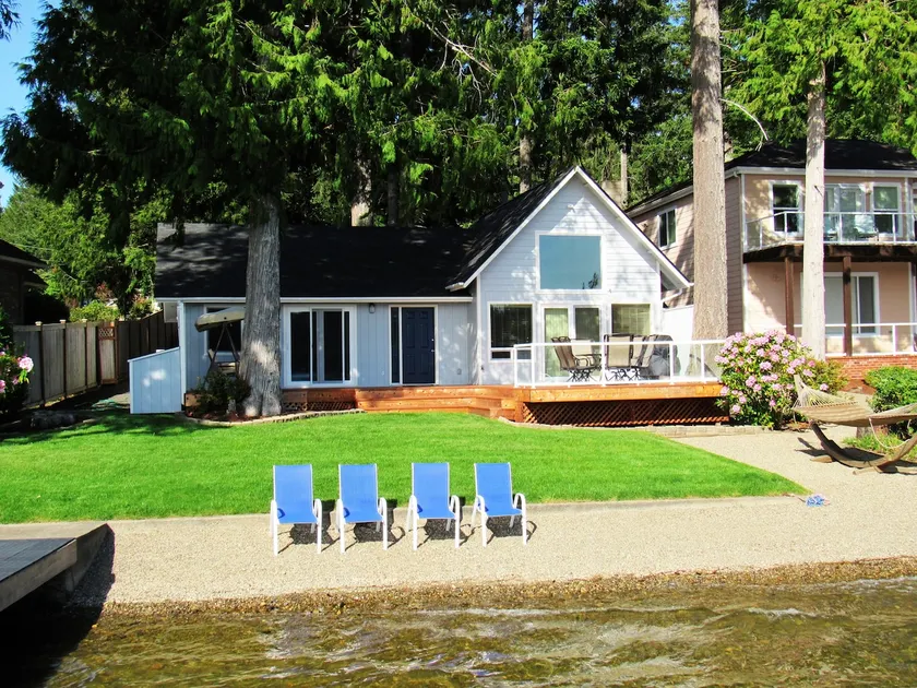 Lakefront cottage on picturesque Lake Mason - Image 1