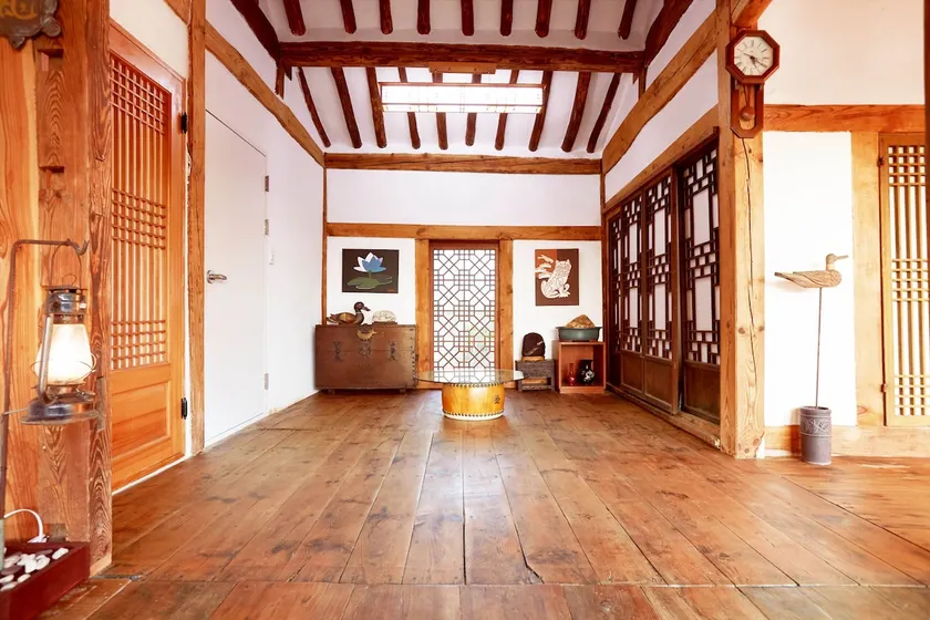A private house that retains the 70-year-old hanok sensibility [Pilwoojae Teuan] - Image 1