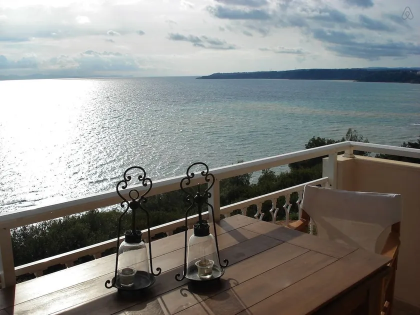 Waterfront Cliff Beach House - 180° Sea Views - Image 1