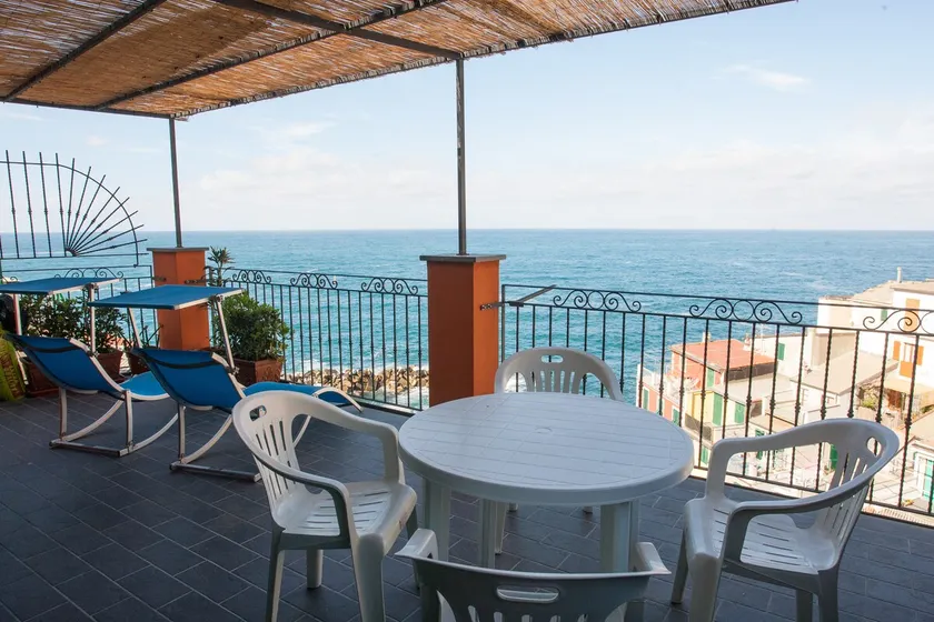 Penthouse with terrace overlooking the sea - Image 1