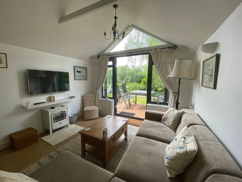 Riverside 2 bedroom home with private garden - Image 1