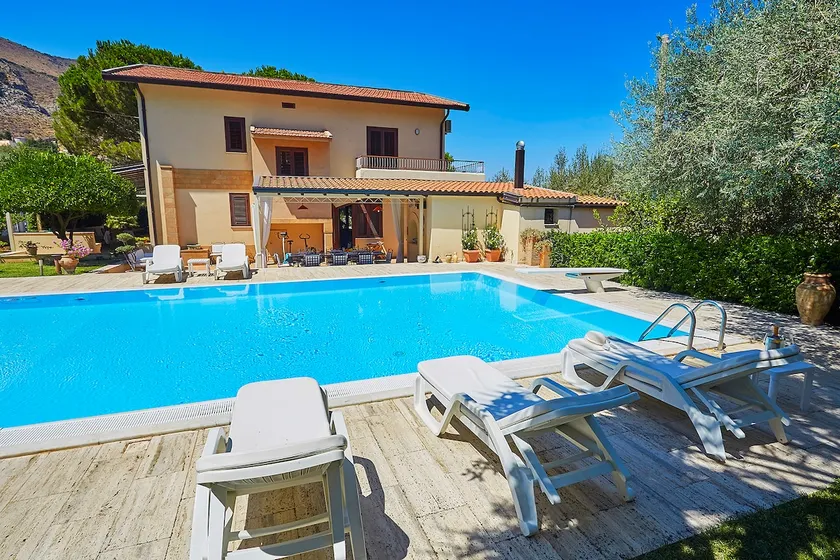 Villa Natino med pool og have - Image 1