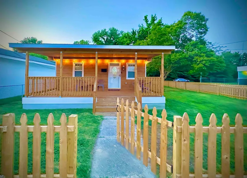 Colonial Beach Cottage, 7 minutes walk to beach! - Image 1