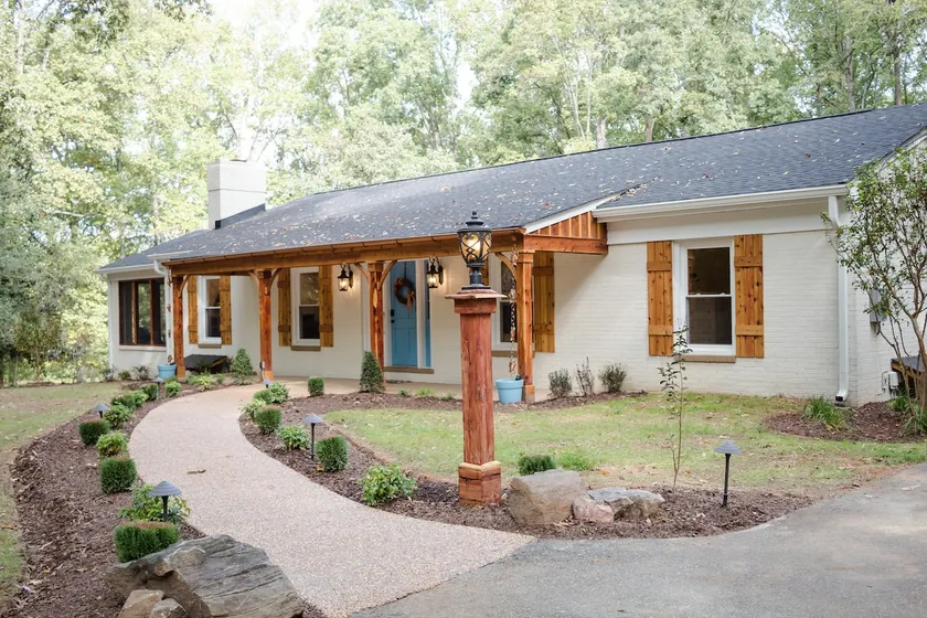 Bamboo Cottage, 22acres with a Pond - Image 1