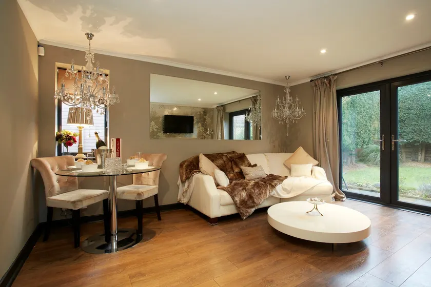 Exclusive 2 Bed English Cottage with Quaint Garden - Image 1