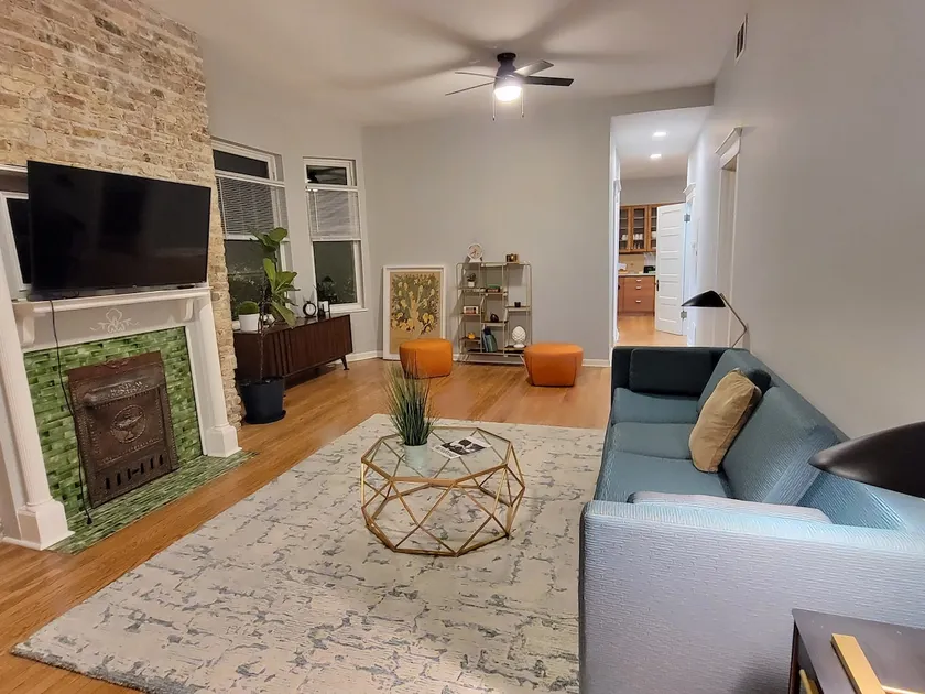 Huge Bright 3bed in Logan Square - Image 1
