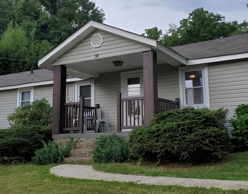 Grandmamas Cottage - Convenient location minutes from Blue Ridge Parkway, Biltmore, Shopping, and more! - Image 1