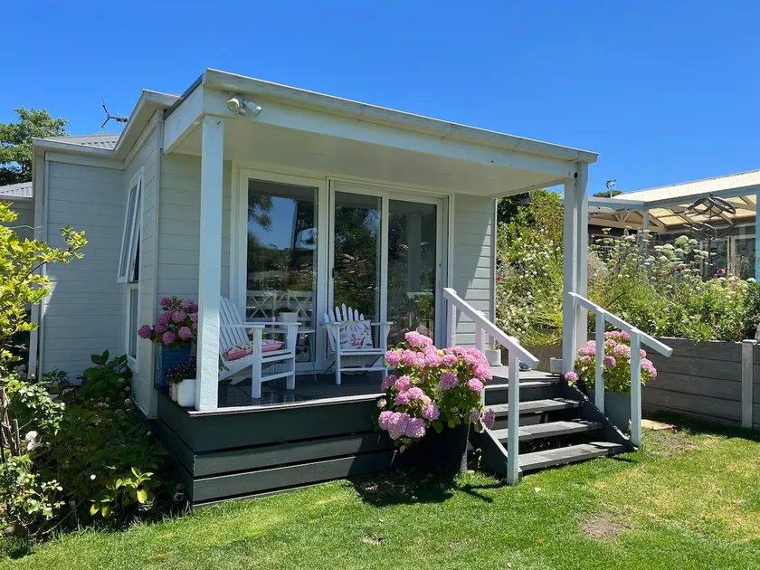 2 Bedroom Hamptons Style Cottage located Mt Eliza - Image 1