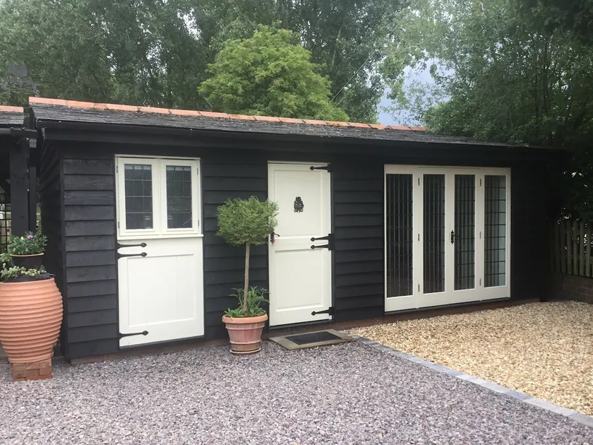 Beautiful guest suite in Hampshire - Image 1