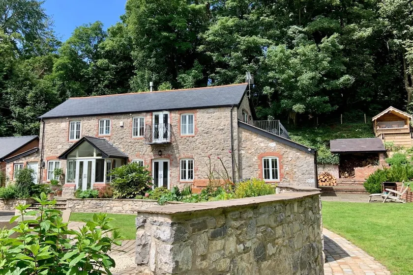 Luxury Stylish Barn Conversion, Garden & Woodland - Image 1